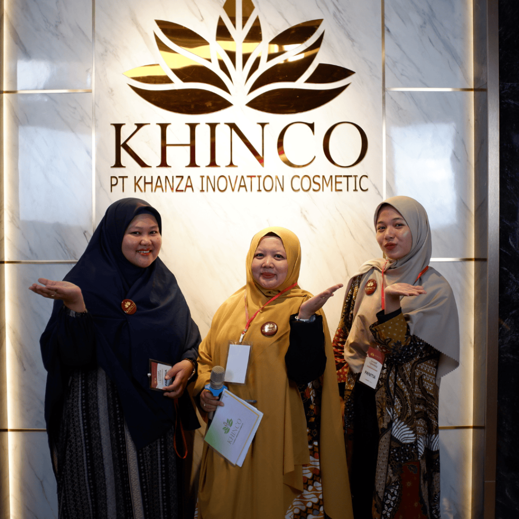Tim R&D PT Khinco memeriksa dokumen kehalalan bahan baku skincare